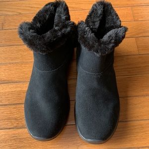 NEW Skechers black suede booties with super soft faux fur. Size: 9.5.